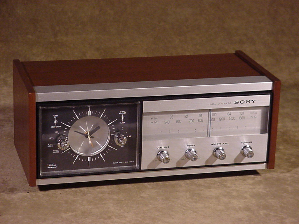 VINTAGE SONY AM / FM ALARM CLOCK RADIO 8FC65W, SOLID STATE 1970'S NICE