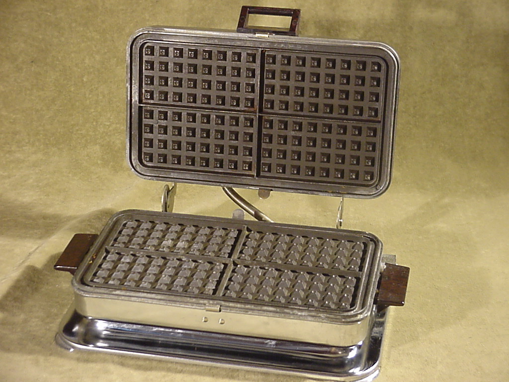 VINTAGE TOASTESS 551 WAFFLE IRON MAKER 700 WATTS TOASTER CORPORATION of