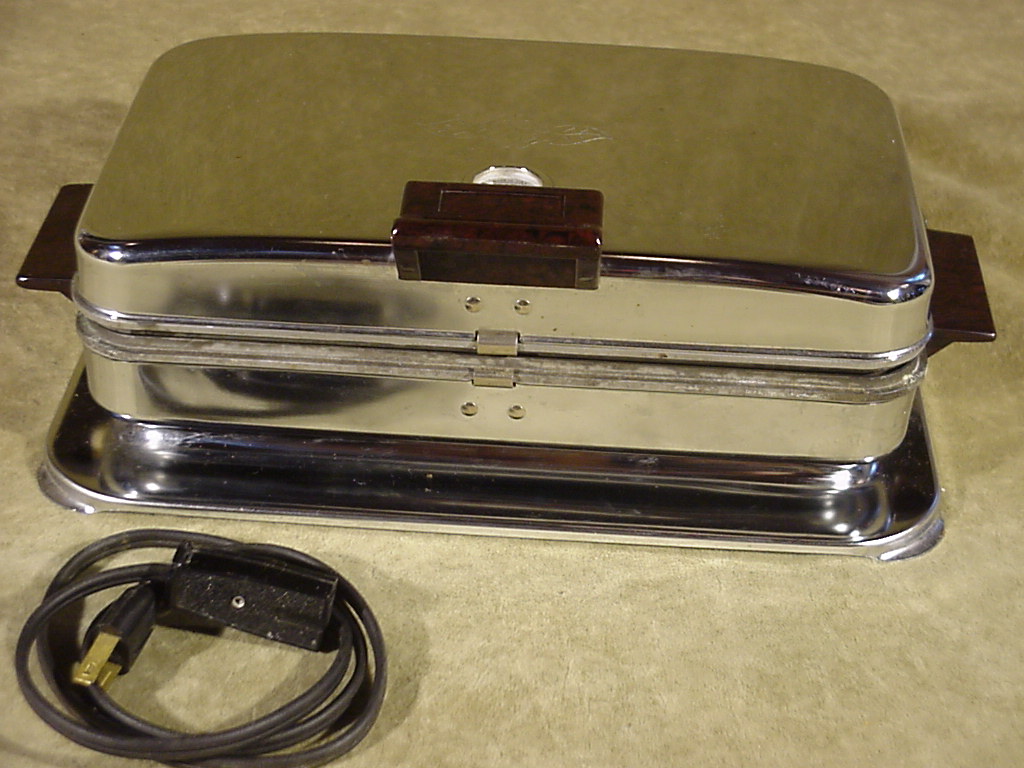 VINTAGE TOASTESS 551 WAFFLE IRON MAKER 700 WATTS TOASTER CORPORATION of