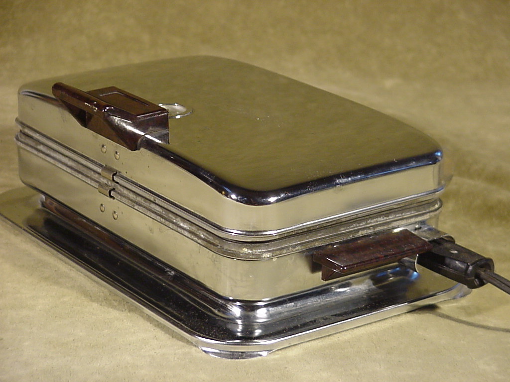 VINTAGE TOASTESS 551 WAFFLE IRON MAKER 700 WATTS TOASTER CORPORATION of