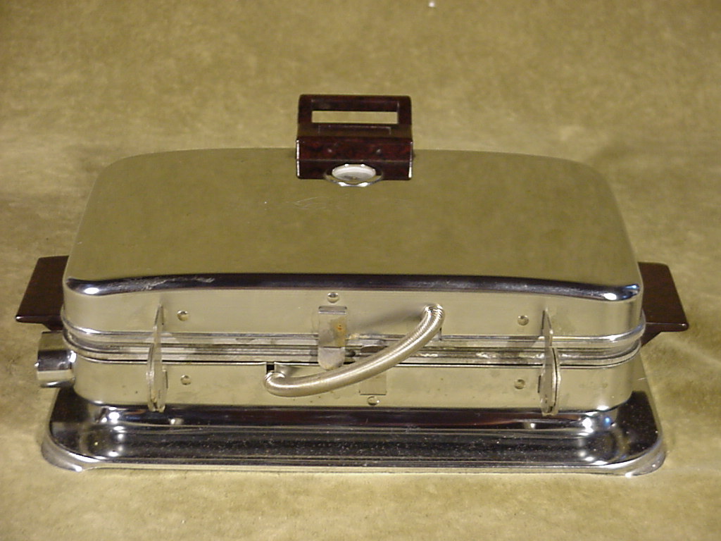 VINTAGE TOASTESS 551 WAFFLE IRON MAKER 700 WATTS TOASTER CORPORATION of