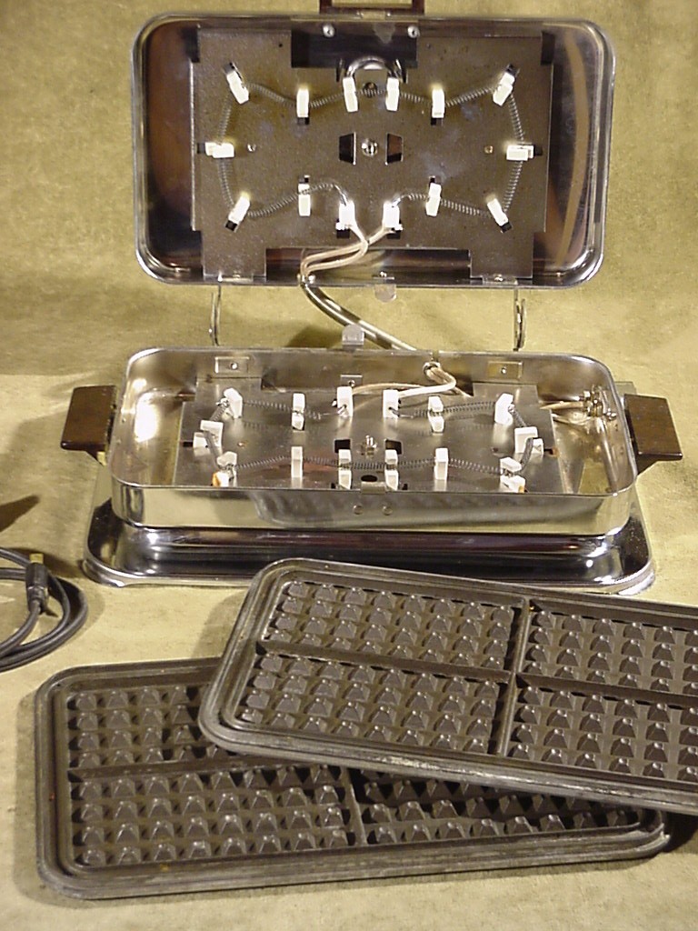 VINTAGE TOASTESS 551 WAFFLE IRON MAKER 700 WATTS TOASTER CORPORATION of