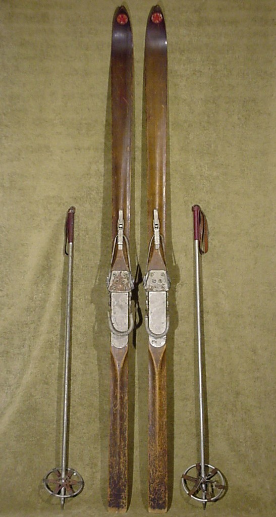 ANTIQUE MACY'S NY RIDGE TOP DOWN HILL SNOW SKIS WITH BEAR TRAP BINDINGS