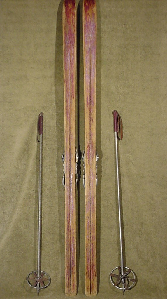 ANTIQUE MACY'S NY RIDGE TOP DOWN HILL SNOW SKIS WITH BEAR TRAP BINDINGS