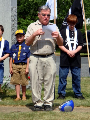 Long time resident Eduard Voloka addressing the crowd