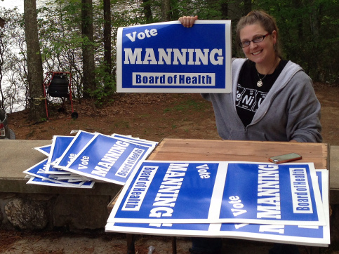 Dana-Manning-prepairing-her-campaign-signs